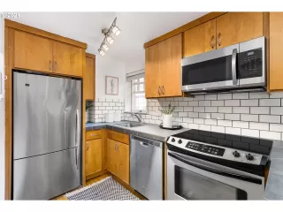 Photo #6: 21582790 Listing