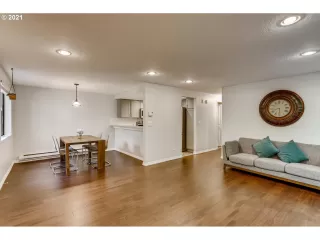 Photo #4: 21582924 Listing