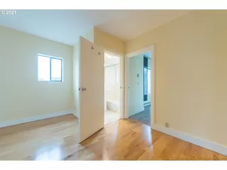 Photo #5: 21590628 Listing