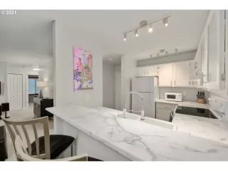 Photo #6: 21598509 Listing