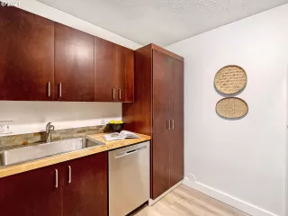 Photo #4: 21601388 Listing