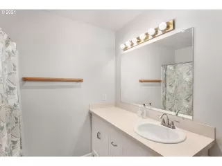 Photo #5: 21601600 Listing