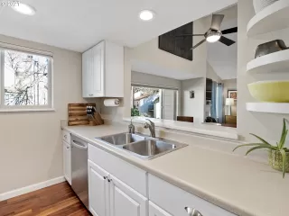 Photo #6: 21605030 Listing 