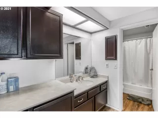 Photo #4: 21606105 Listing