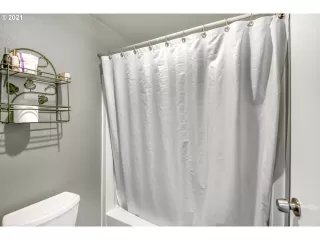 Photo #5: 21606105 Listing