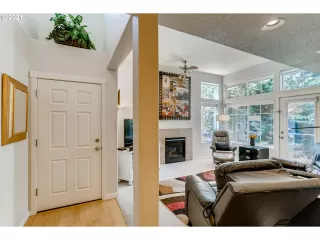 Photo #5: 21607009 Listing