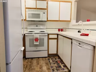 Photo #4: 21609205 Listing