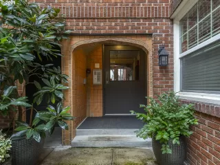 Photo #2: 21609596 Listing