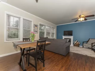 Photo #4: 21609596 Listing