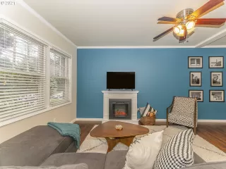 Photo #5: 21609596 Listing