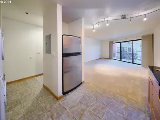 Photo #5: 21613833 Listing