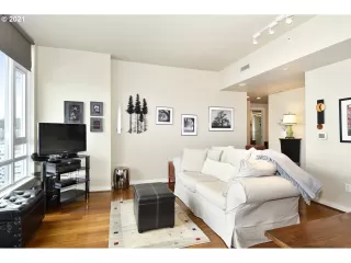 Photo #5: 21613906 Listing