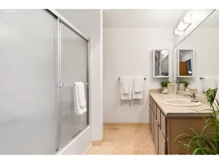 Photo #5: 21614707 Listing