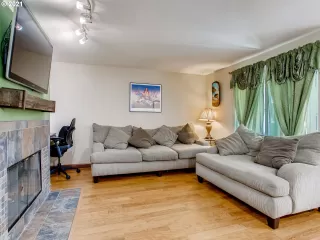 Photo #3: 21617778 Listing