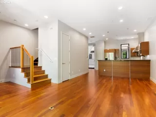 Photo #1: 21621722 Listing