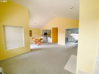 Photo #4: 21621981 Listing