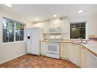 Photo #4: 21625904 Listing