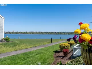 Browse active condo listings in COLUMBIA POINT
