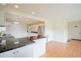 Photo #5: 21631363 Listing