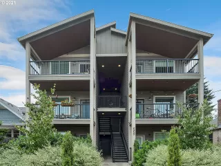 More Details about MLS # 21633451 : 4950 SE FRANKLIN ST 3