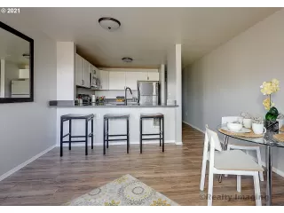 Photo #5: 21647053 Listing