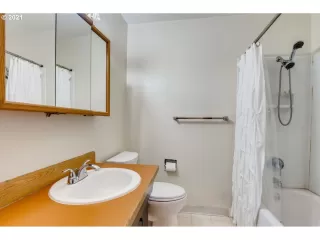 Photo #5: 21647096 Listing