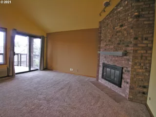 Photo #5: 21650172 Listing 