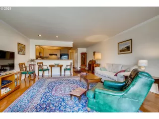 Photo #4: 21650359 Listing