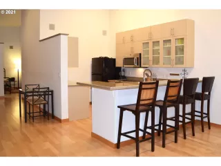 Photo #5: 21655607 Listing