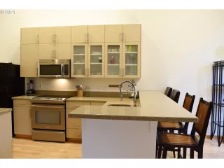 Photo #6: 21655607 Listing