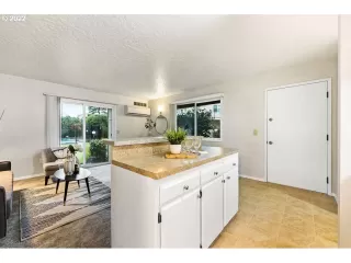 Photo #4: 21656405 Listing