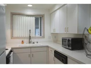 Photo #4: 21657614 Listing