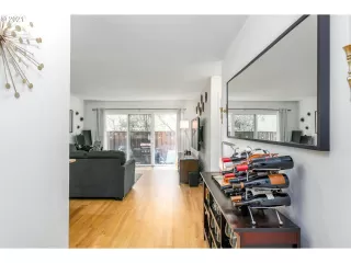 Photo #4: 21661158 Listing