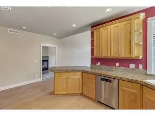 Photo #5: 21663816 Listing