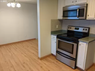 Photo #3: 21682432 Listing