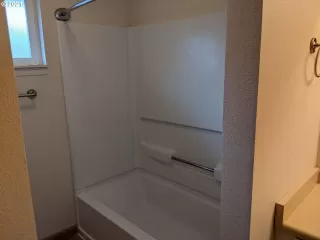 Photo #5: 21682432 Listing