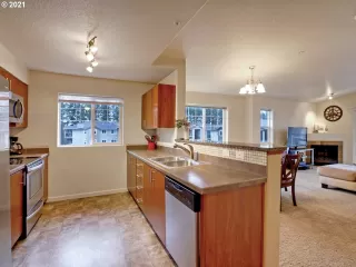 Photo #5: 21682911 Listing 