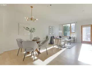 Photo #4: 21685785 Listing