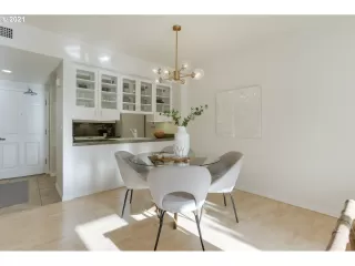 Photo #5: 21685785 Listing