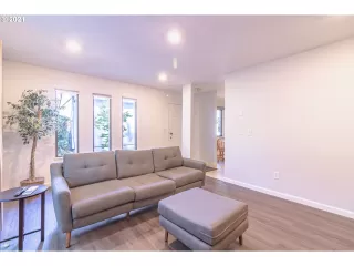 Photo #6: 21685997 Listing