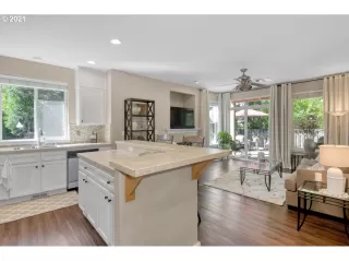 Photo #5: 21687677 Listing