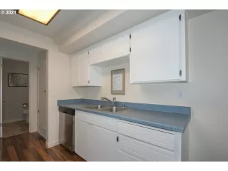 Photo #6: 21692122 Listing