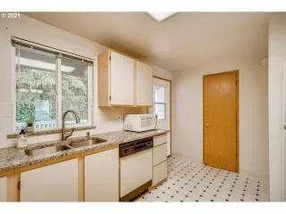 Photo #5: 21694597 Listing