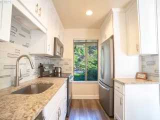 Photo #5: 21695759 Listing