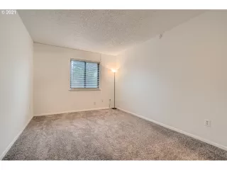 Photo #5: 21699557 Listing