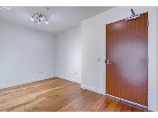 Photo #4: 219061116 Listing