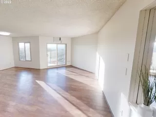 Photo #4: 22000633 Listing