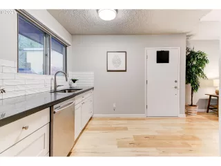 Photo #4: 22001339 Listing