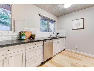 Photo #5: 22001339 Listing