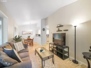 Photo #4: 22003334 Listing